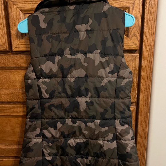 Super cute camo puffy vest - Picture 2 of 2